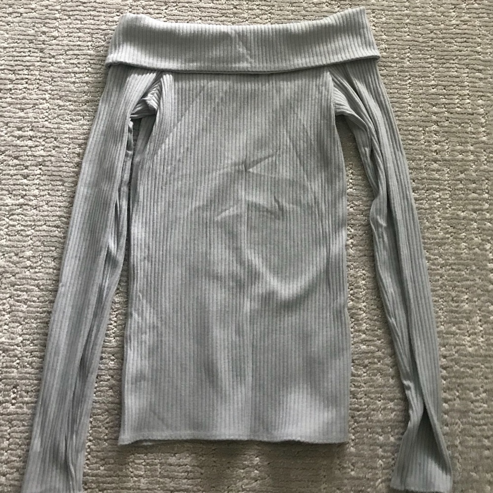 Abercrombie women’s off the shoulder long sleeve